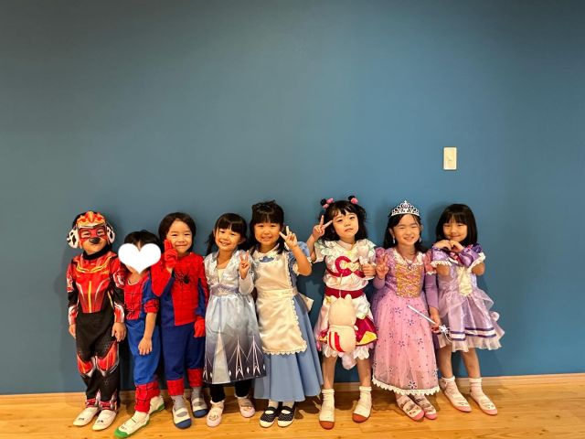 ハロウィン最後の投稿です🎃👻

今年も子どもたち、先生たちの素敵な衣装にうきうき、わくわく、明るい園内でした🤭

中央公園でのパレード、ジャンボリーミッキーは地域の方も見にきてくださったとのこと！

保護者の皆様におかれましては毎年素敵な衣装のご協力ありがとうございます💗
手作りの衣装も多く、子どもたちもとっても嬉しそうに教えてくれました✨

また来年も素敵なハロウィンになりますように⭐︎

𖡼.𖤣𖥧𖡼.𖤣𖥧𖡼.𖤣𖥧𖡼.𖤣𖥧𖡼.𖤣𖥧𖡼.𖤣𖥧𖡼.𖤣𖥧𖡼.𖤣𖥧𖡼.𖤣𖥧
🏰（学）かごしま永吉学園
　　幼保連携型認定こども園
　　千年幼稚園
📍鹿児島市千年2-1-3
☎️（099）220-8686
🚏千年２丁目バス停
𖡼.𖤣𖥧𖡼.𖤣𖥧𖡼.𖤣𖥧𖡼.𖤣𖥧𖡼.𖤣𖥧𖡼.𖤣𖥧𖡼.𖤣𖥧𖡼.𖤣𖥧𖡼.𖤣𖥧