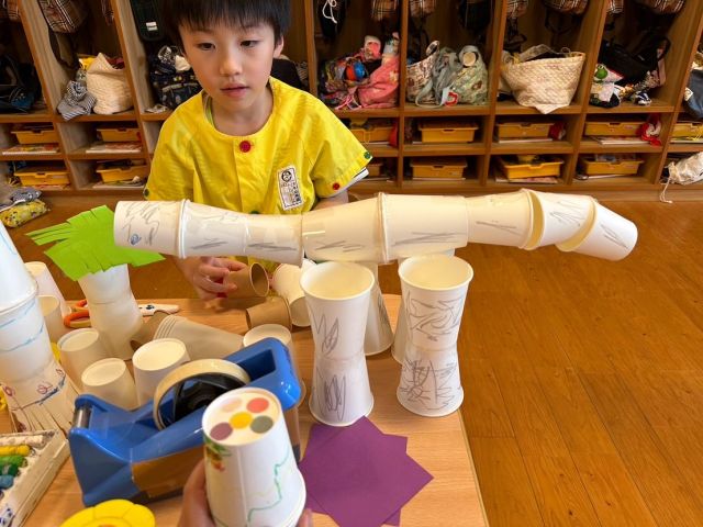 つくってあそぼうクラブの様子です✂️
この日は紙コップでの作品作り！！

年中さん、年長さんとなるとどんどん作品がダイナミックだったり繊細なものになってきますね☺️

少しずつ寒くなってきていますが、来月には発表会も控えておりますのでご家庭でも体調管理をお願いします☺️💕

𖡼.𖤣𖥧𖡼.𖤣𖥧𖡼.𖤣𖥧𖡼.𖤣𖥧𖡼.𖤣𖥧𖡼.𖤣𖥧𖡼.𖤣𖥧𖡼.𖤣𖥧𖡼.𖤣𖥧
🏰（学）かごしま永吉学園
　　幼保連携型認定こども園
　　千年幼稚園
📍鹿児島市千年2-1-3
☎️（099）220-8686
🚏千年２丁目バス停
𖡼.𖤣𖥧𖡼.𖤣𖥧𖡼.𖤣𖥧𖡼.𖤣𖥧𖡼.𖤣𖥧𖡼.𖤣𖥧𖡼.𖤣𖥧𖡼.𖤣𖥧𖡼.𖤣𖥧