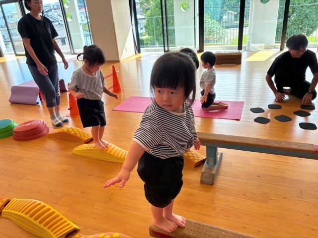少し前のコアキッズ運動の様子です☺️

たんぽぽ組さんはコアキッズ運動が始まり7ヶ月ほどが経ちましたが、戸外遊びや運動遊び、通常の保育の中でも体幹が鍛えられている効果が少しずつ見えてきています✨

とくにバランスを崩した時の手のつき方は大怪我をしないために重要なことです！

たんぽぽ組さんは来年までコアキッズ運動のカリキュラムが組み込まれています☺️🎀
年少からはじまる体操教室等とあわせて効果的な体づくりを行っていきたいと思います✊

𖡼.𖤣𖥧𖡼.𖤣𖥧𖡼.𖤣𖥧𖡼.𖤣𖥧𖡼.𖤣𖥧𖡼.𖤣𖥧𖡼.𖤣𖥧𖡼.𖤣𖥧𖡼.𖤣𖥧
🏰（学）かごしま永吉学園
　　幼保連携型認定こども園
　　千年幼稚園
📍鹿児島市千年2-1-3
☎️（099）220-8686
🚏千年２丁目バス停
𖡼.𖤣𖥧𖡼.𖤣𖥧𖡼.𖤣𖥧𖡼.𖤣𖥧𖡼.𖤣𖥧𖡼.𖤣𖥧𖡼.𖤣𖥧𖡼.𖤣𖥧𖡼.𖤣𖥧